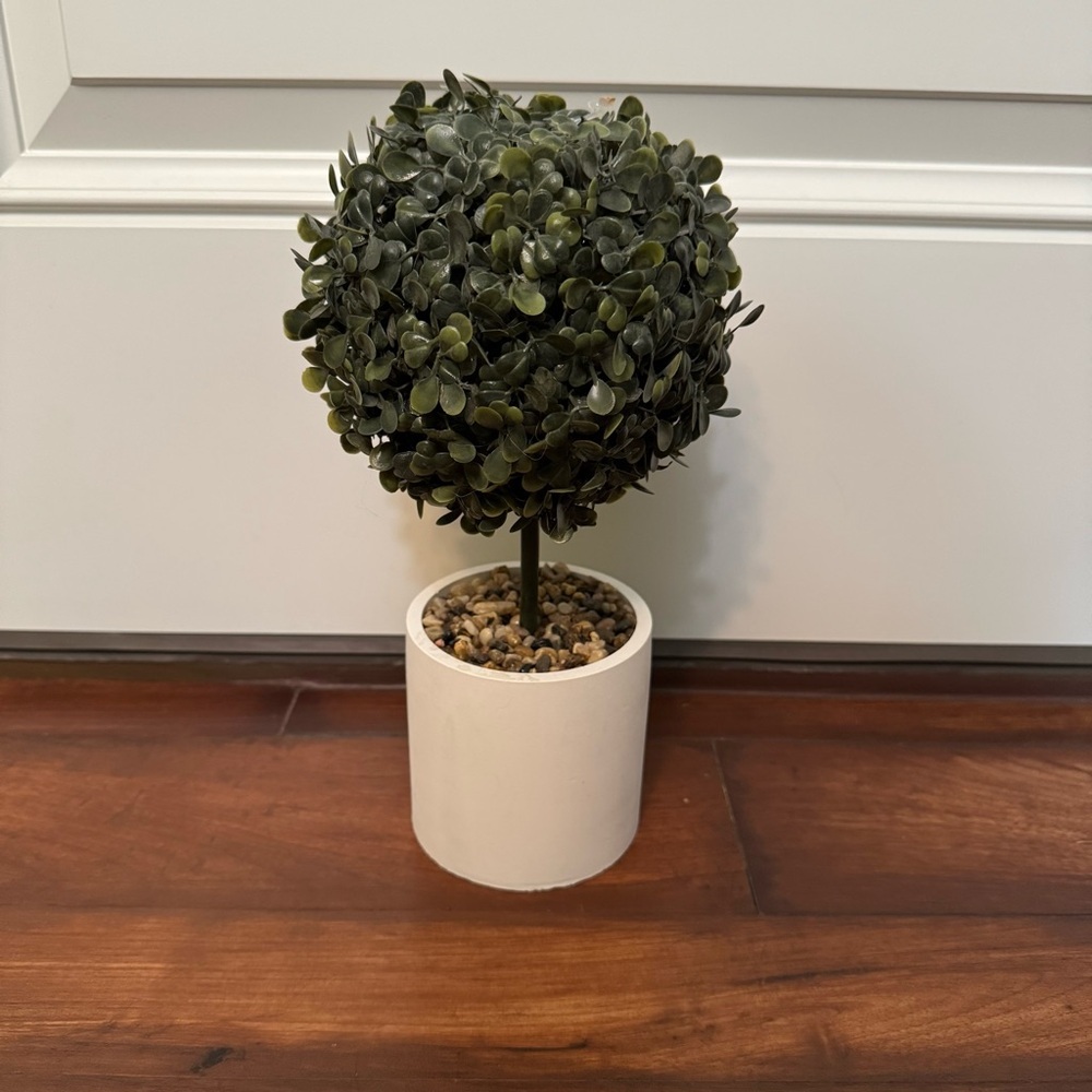 Artificial Green Topiary‎ in White Pot